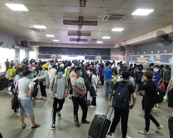 Hà Nội: Người dân trở lại sau dịp nghỉ lễ 30.4-1.5 bắt buộc phải khai báo y tế - Anh 1