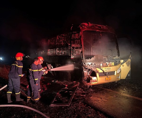 Cháy xe khách giường nằm, nhiều người may mắn thoát nạn - Anh 2