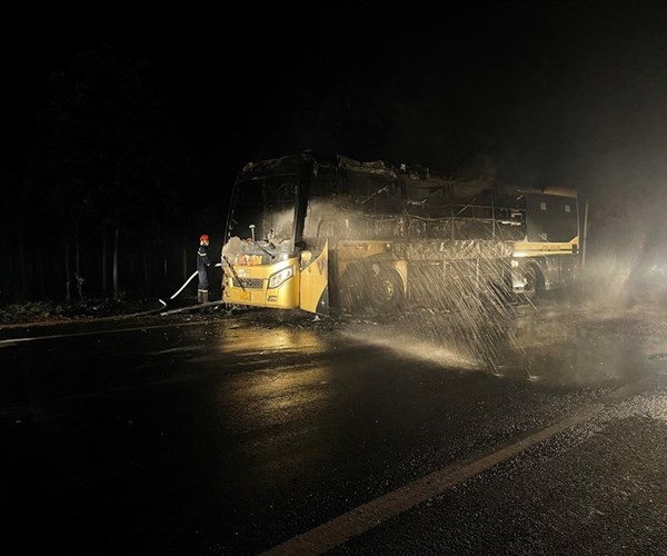 Cháy xe khách giường nằm, nhiều người may mắn thoát nạn - Anh 1