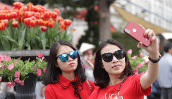 Ưu đãi trong “Tháng 3 tri ân”, Sun World Ba Na Hills đón hàng ngàn lượt khách mỗi ngày - Anh 1
