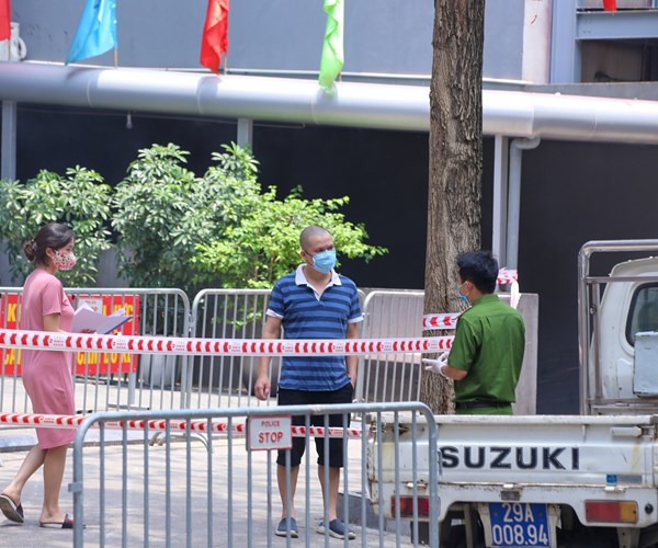 Hà Nội: Phong tỏa tạm thời một chung cư do có người nghi nhiễm Covid-19 - Anh 1