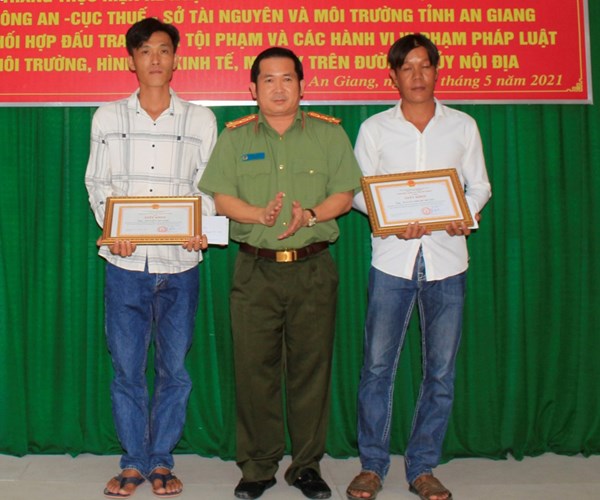 An Giang khen thưởng kịp thời người dân tố giác người nhập cảnh trái phép - Anh 1