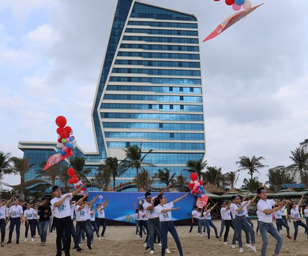 Đà Nẵng:​ Hơn 100 bạn trẻ xuống biển hưởng ứng Giờ trái đất 2018 - Anh 1