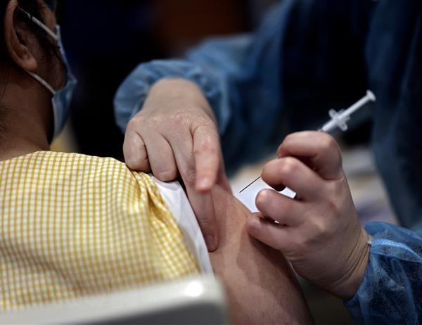 EU sẽ mở cửa biên giới cho những người đã tiêm đủ liều vaccine - Anh 1