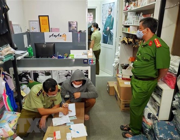 TP.HCM: Phát hiện hàng ngàn sản phẩm mỹ phẩm không rõ nguồn gốc - Anh 1