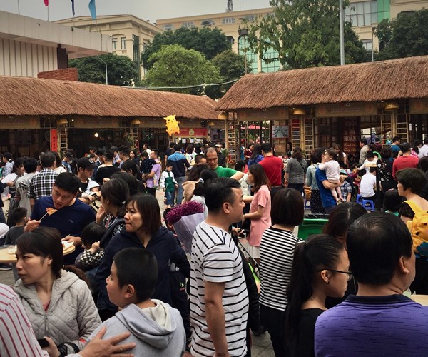 Chen chân thưởng thức đồ ăn Nhật tại không gian ẩm thực Việt- Nhật - Anh 2