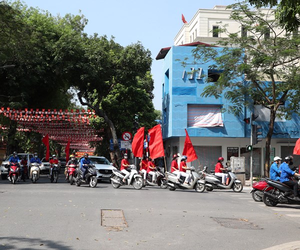 Ha Noi ruc ro co hoa chao don Ngay hoi non song - Anh 10