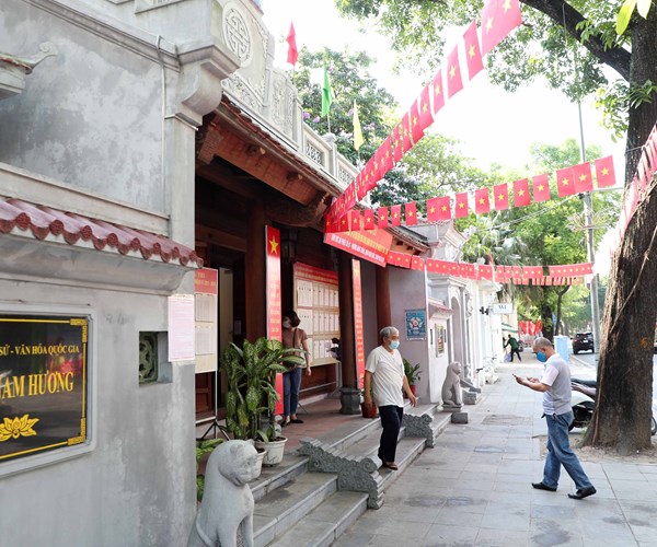 Ha Noi ruc ro co hoa chao don Ngay hoi non song - Anh 4