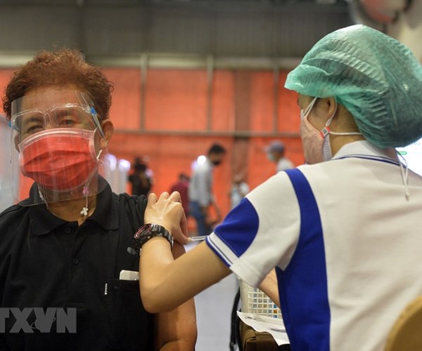 Người dân Thái Lan ủng hộ chương trình tiêm vaccine - Anh 1