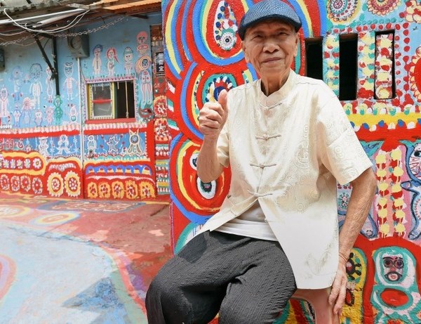 Những ngôi làng giàu lên nhờ biến lúa, tường nhà thành... tranh - Anh 2