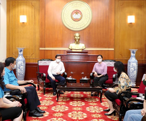 Bộ VHTTDL trao tiền ủng hộ công tác phòng, chống dịch Covid-19 - Anh 1