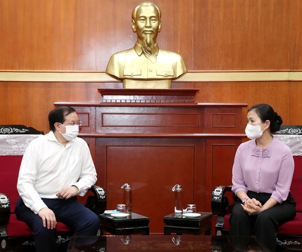 Bộ VHTTDL trao tiền ủng hộ công tác phòng, chống dịch Covid-19 - Anh 2