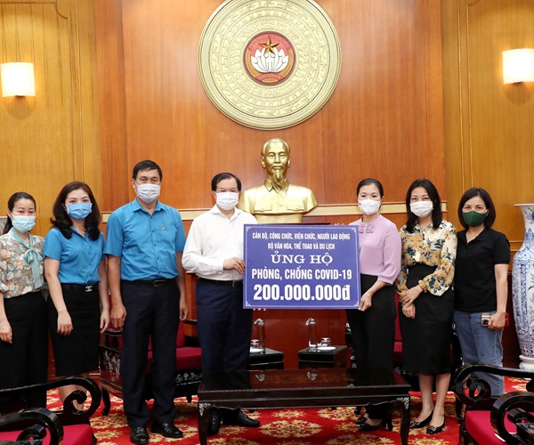 Bộ VHTTDL trao tiền ủng hộ công tác phòng, chống dịch Covid-19 - Anh 3