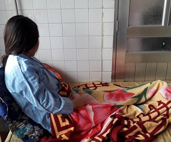 VỤ VIỆC CÔ GIÁO THỰC TẬP MẦM NON BỊ PHỤ HUYNH “CHO” NHẬP VIỆN: Vết bầm ở chân do trẻ tự va vào đu quay - Anh 2