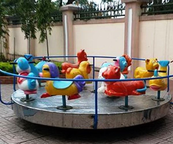 VỤ VIỆC CÔ GIÁO THỰC TẬP MẦM NON BỊ PHỤ HUYNH “CHO” NHẬP VIỆN: Vết bầm ở chân do trẻ tự va vào đu quay - Anh 1