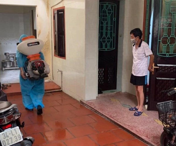 Mua đồ ăn sáng, một phụ nữ trong khu phong tỏa ở Hải Dương bị xử phạt - Anh 1
