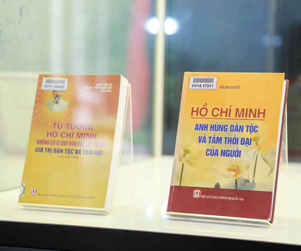 Trưng bày chuyên đề “Người đi tìm hình của nước” - Anh 6