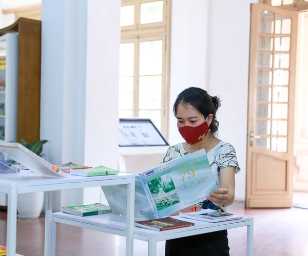 Trưng bày chuyên đề “Người đi tìm hình của nước” - Anh 2