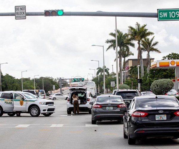 Mỹ: Tấn công bằng súng trong lễ mừng tốt nghiệp ở Miami - Anh 1