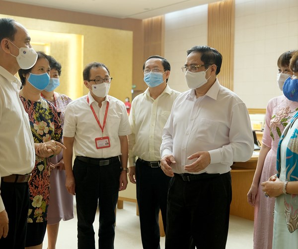 Thủ tướng: Phải sản xuất bằng được vaccine phòng chống Covid-19 để chủ động lo cho người dân - Anh 2