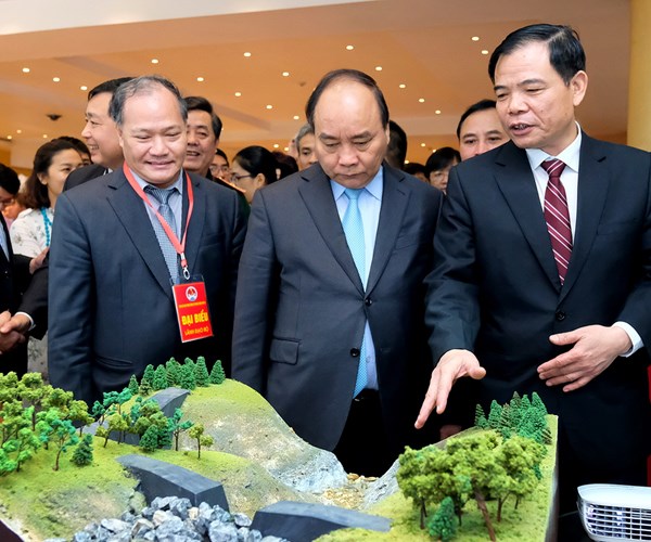 Thủ tướng Nguyễn Xuân Phúc: “Thờ ơ trước bão lũ thì không thể được” - Anh 1