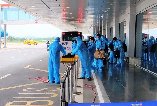 Từ 1.7, thí điểm phương án cách ly y tế mới đối với người nhập cảnh sân bay Vân Đồn - Anh 1
