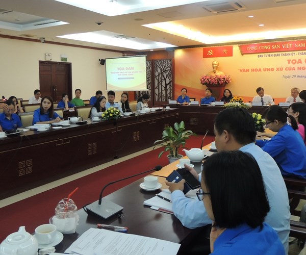 Văn hóa ứng xử của người trẻ nơi công cộng: “Căn bệnh” trầm trọng! - Anh 1
