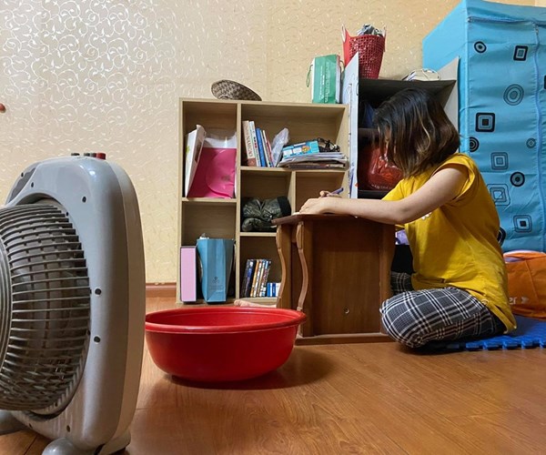 Hà Nội: Sinh viên ở trọ vật vã ôn thi trong ‘chảo lửa’ mùa Hè - Anh 1