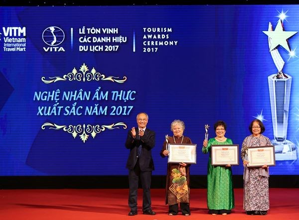Tôn vinh các cá nhân, doanh nghiệp du lịch tiêu biểu năm 2017 - Anh 1