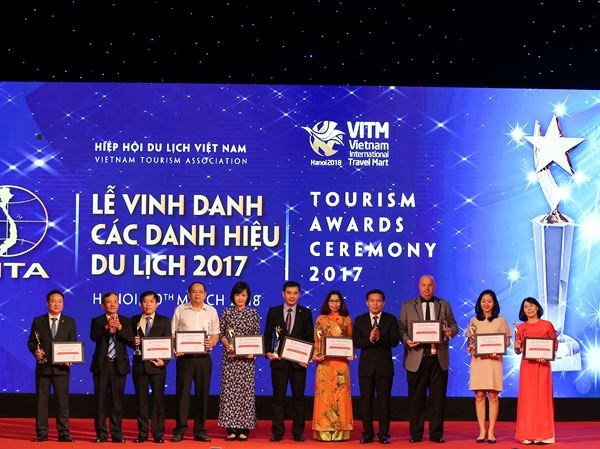 Tôn vinh các cá nhân, doanh nghiệp du lịch tiêu biểu năm 2017 - Anh 2