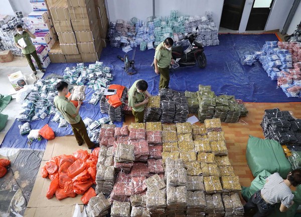Triệt phá 8 tổng kho chuyên bán sản phẩm không rõ nguồn gốc - Anh 1