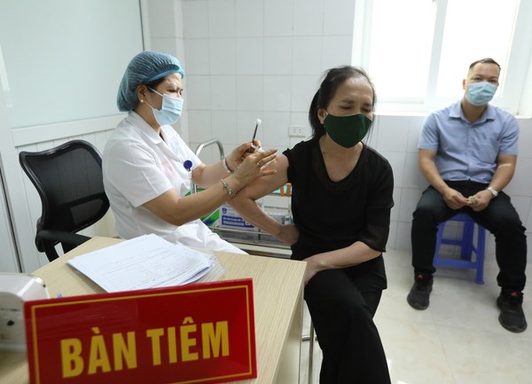 Có nên uống thuốc chống dị ứng trước tiêm vaccine Covid-19 để giảm phản ứng? - Anh 1