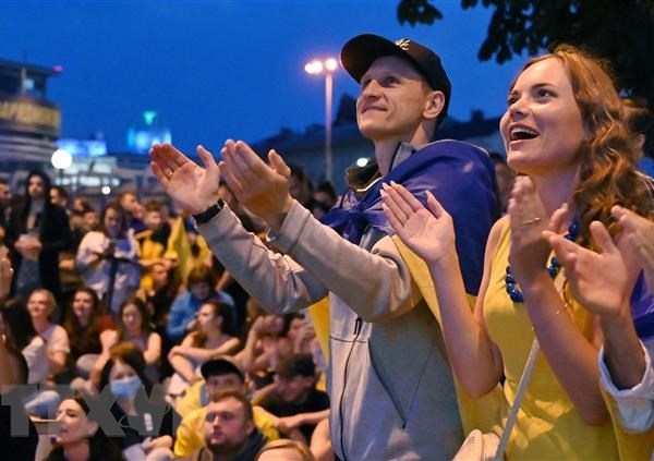 Niềm tin chiến thắng của các cổ động viên Ukraine trước trận gặp Anh - Anh 1