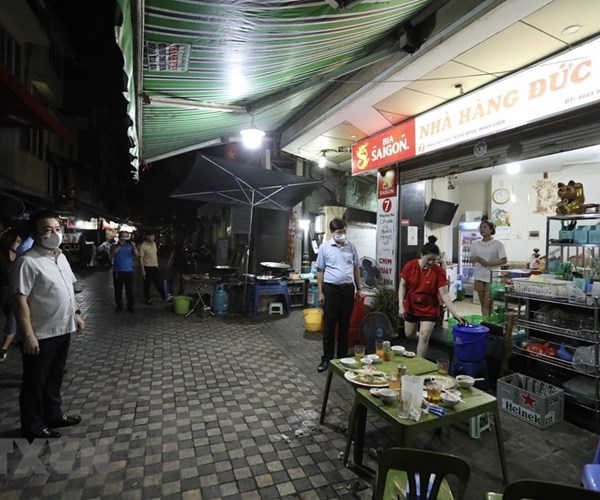 Hà Nội yêu cầu hàng quán thực hiện nghiêm quy định phòng, chống dịch - Anh 2