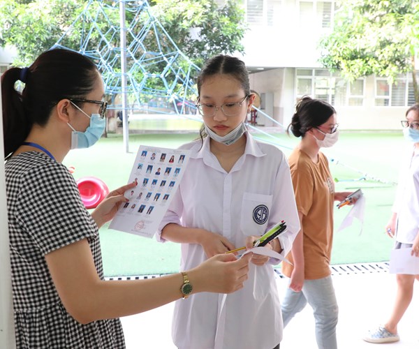 Gan 1 trieu thi sinh tren ca nuoc buoc vao thi tot nghiep THPT dot 1 - Anh 11