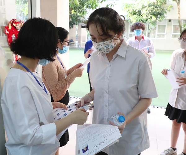 Gan 1 trieu thi sinh tren ca nuoc buoc vao thi tot nghiep THPT dot 1 - Anh 9