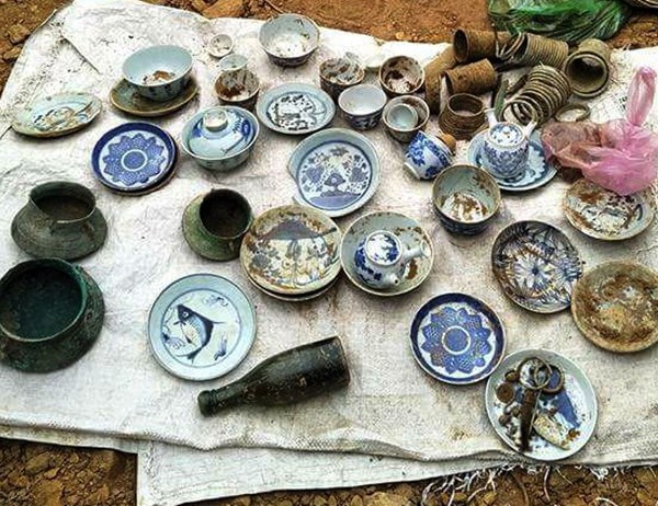 Phát hiện nhiều cổ vật khi đào móng nhà - Anh 1