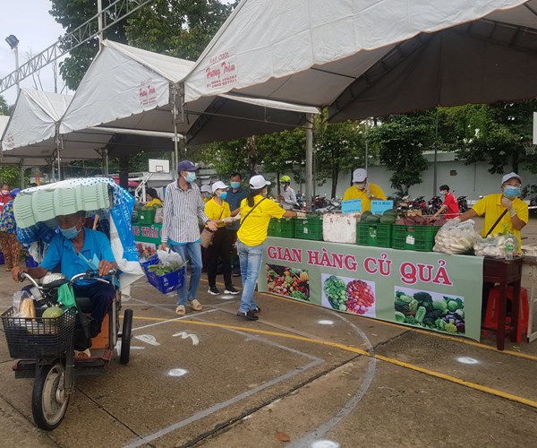 Ấm áp nghĩa tình phiên chợ 0 đồng ở Kiên Giang - Anh 2