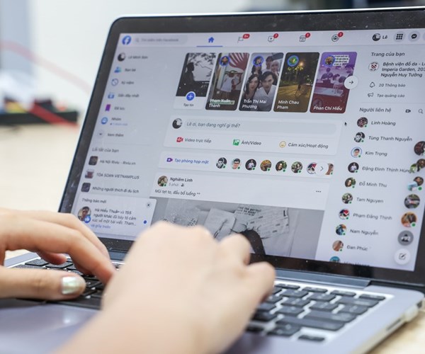 Đề xuất quy định Facebook, Google cho phép livestream có điều kiện - Anh 1