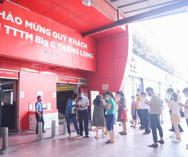 Sau một đêm mặt hàng thực phẩm đã đầy ắp các siêu thị tại Hà Nội - Anh 10