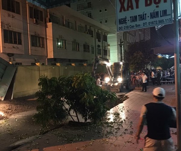 Hố 'tử thần' bất ngờ xuất hiện trước cửa nhà dân - Anh 1