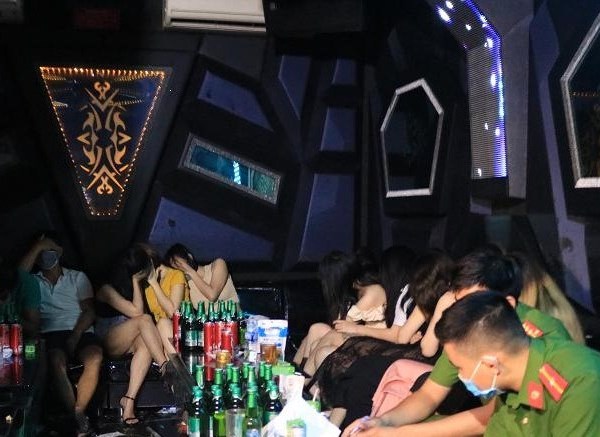 Hải Phòng: Rút giấy phép 2 cơ sở karaoke do vi phạm quy định phòng dịch - Anh 1