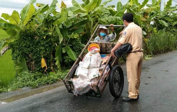 Công an trực chốt tặng cụ bà đi nhặt ve chai mì, tiền ở Kiên Giang - Anh 2