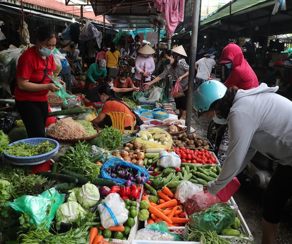 Ha Noi ngay dau tien thuc hien gian cach xa hoi - Anh 6
