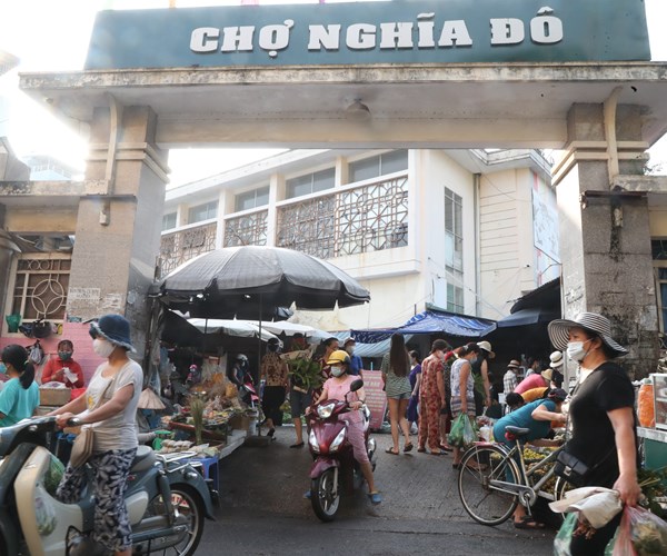 Ha Noi ngay dau tien thuc hien gian cach xa hoi - Anh 7