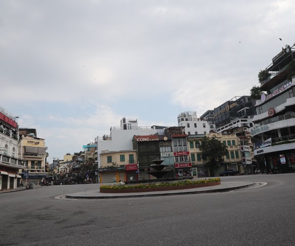 Ha Noi ngay dau tien thuc hien gian cach xa hoi - Anh 5