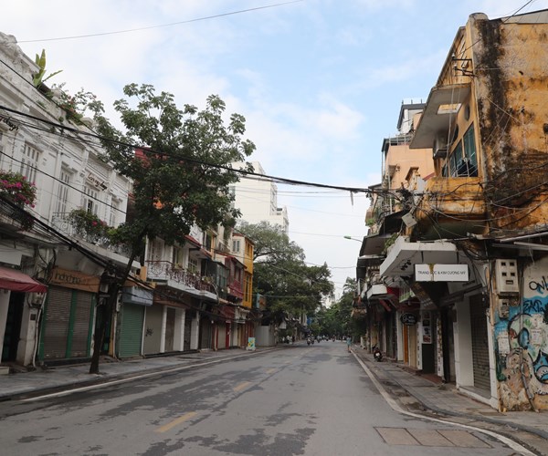 Ha Noi ngay dau tien thuc hien gian cach xa hoi - Anh 4