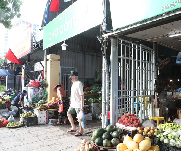 Ha Noi ngay dau tien thuc hien gian cach xa hoi - Anh 10