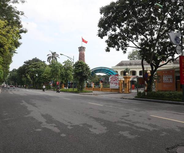 Ha Noi ngay dau tien thuc hien gian cach xa hoi - Anh 2