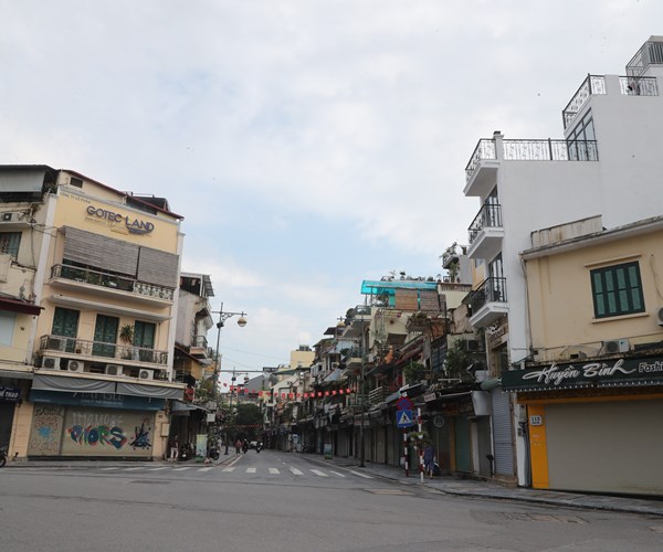 Ha Noi ngay dau tien thuc hien gian cach xa hoi - Anh 1